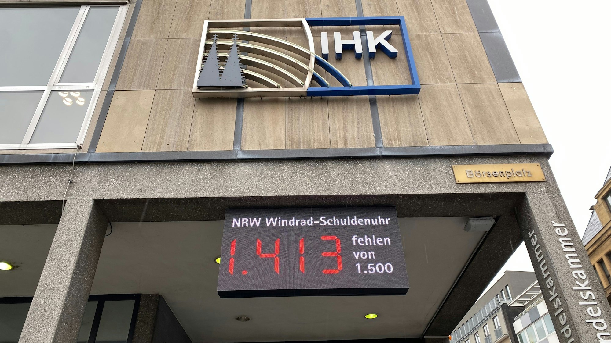 Über dem IHK-Haupthaus in Köln prangert die Windkraft-Schuldenuhr fehlende Windkraftanlagen an.