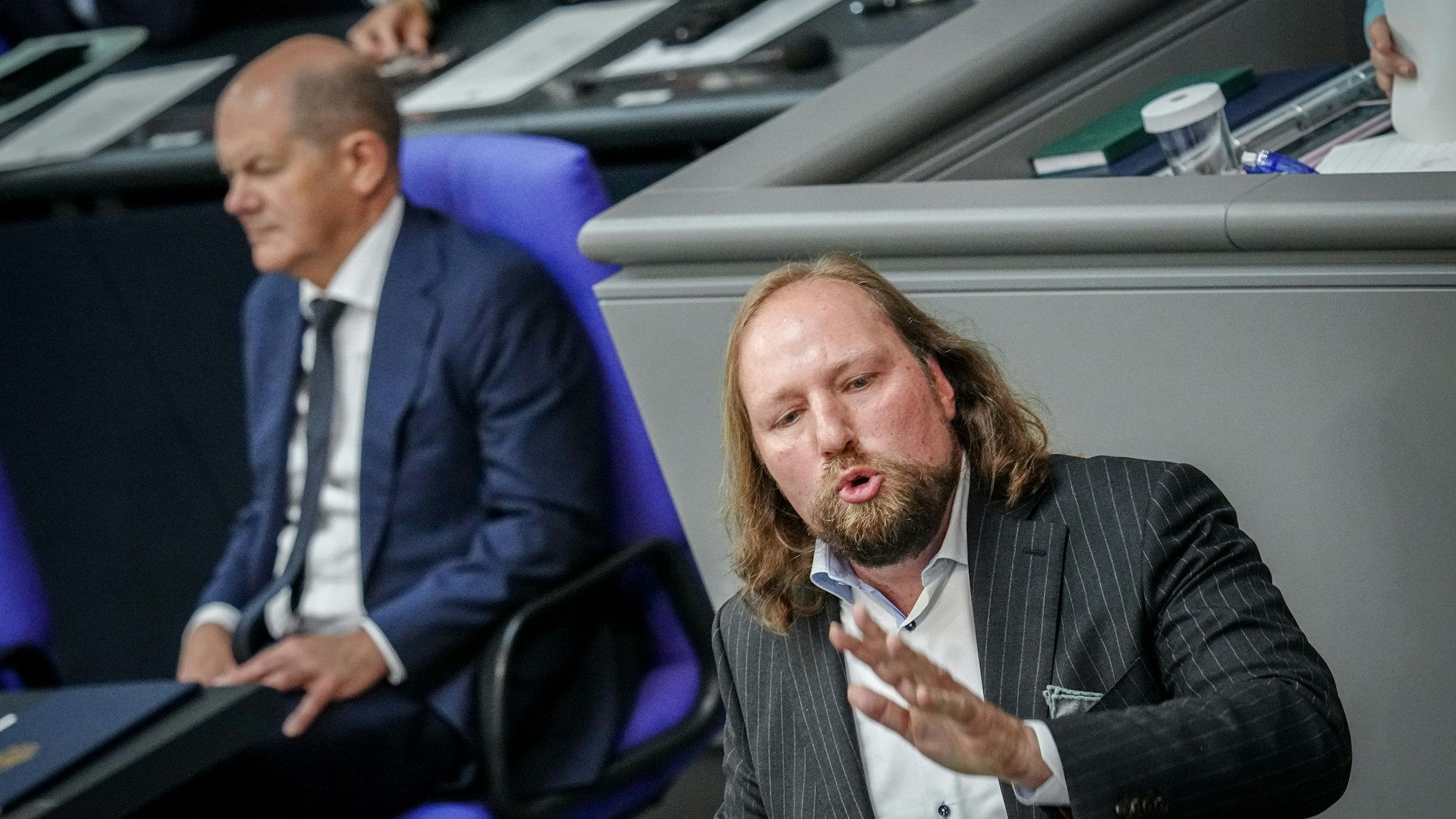 Anton Hofreiter, Bundestagsabgeordneter von Bündnis 90/Die Grünen, geht in der Taurus-Frage auf Konfrontationskurs zu Bundeskanzler Olaf Scholz (l., SPD) (Archivbild).