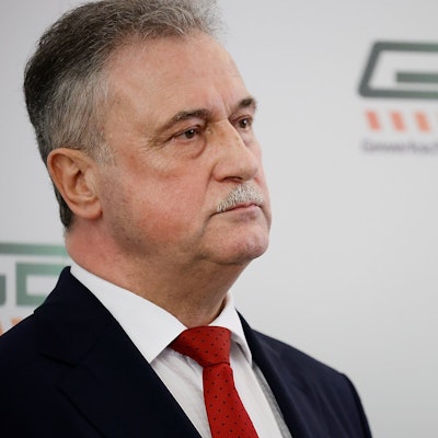 Claus Weselsky, Chef der Gewerkschaft Deutscher Lokomotivführer(GDL), sitzt bei einer Pressekonferenz vor einem Logo der GDL und beantwortet Fragen der anwesenden Journalistinnen und Journalisten.