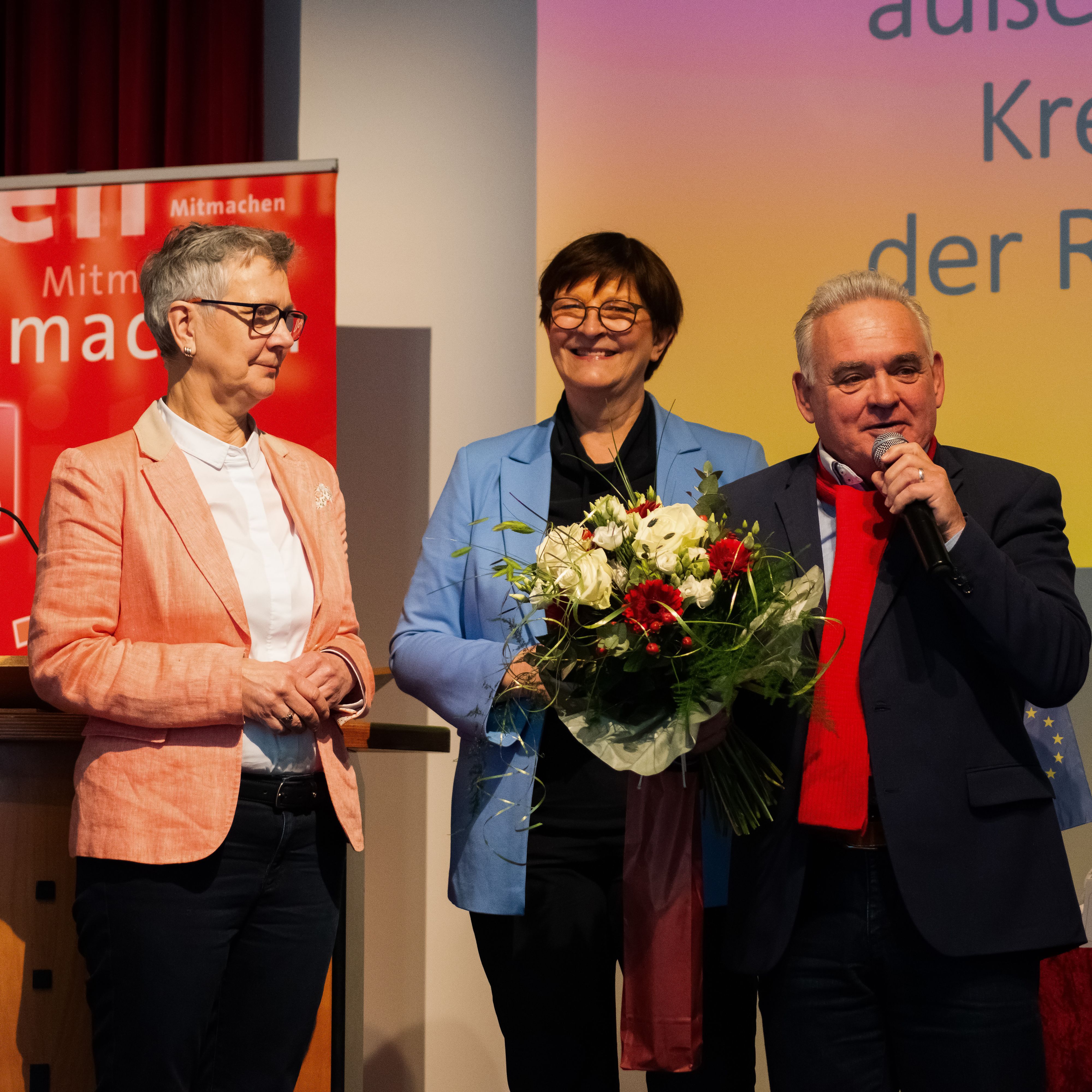 Auf dem Foto sind Heike Steinhäuser, Saskia Esken und Harald Könen zu sehen.