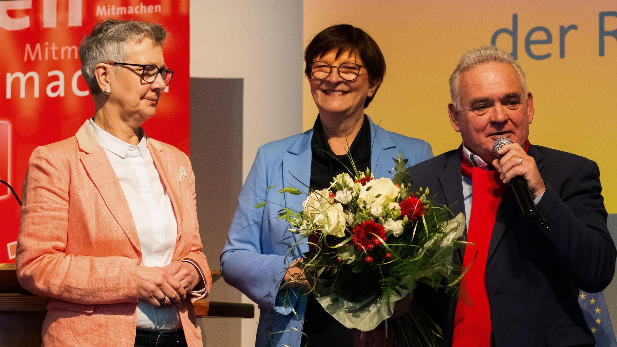 Auf dem Foto sind Heike Steinhäuser, Saskia Esken und Harald Könen zu sehen.