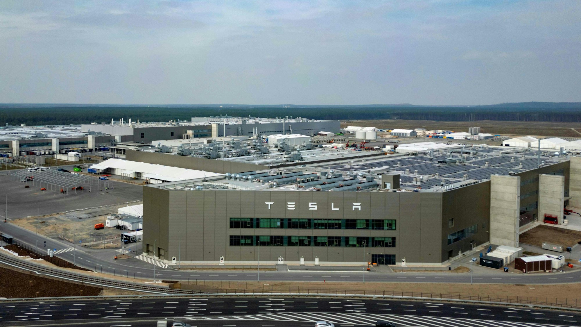 Nach einem Anschlag auf die Stromversorgung beim Autobauer Tesla in Grünheide bei Berlin ist die Gigafactory wieder am Netz.