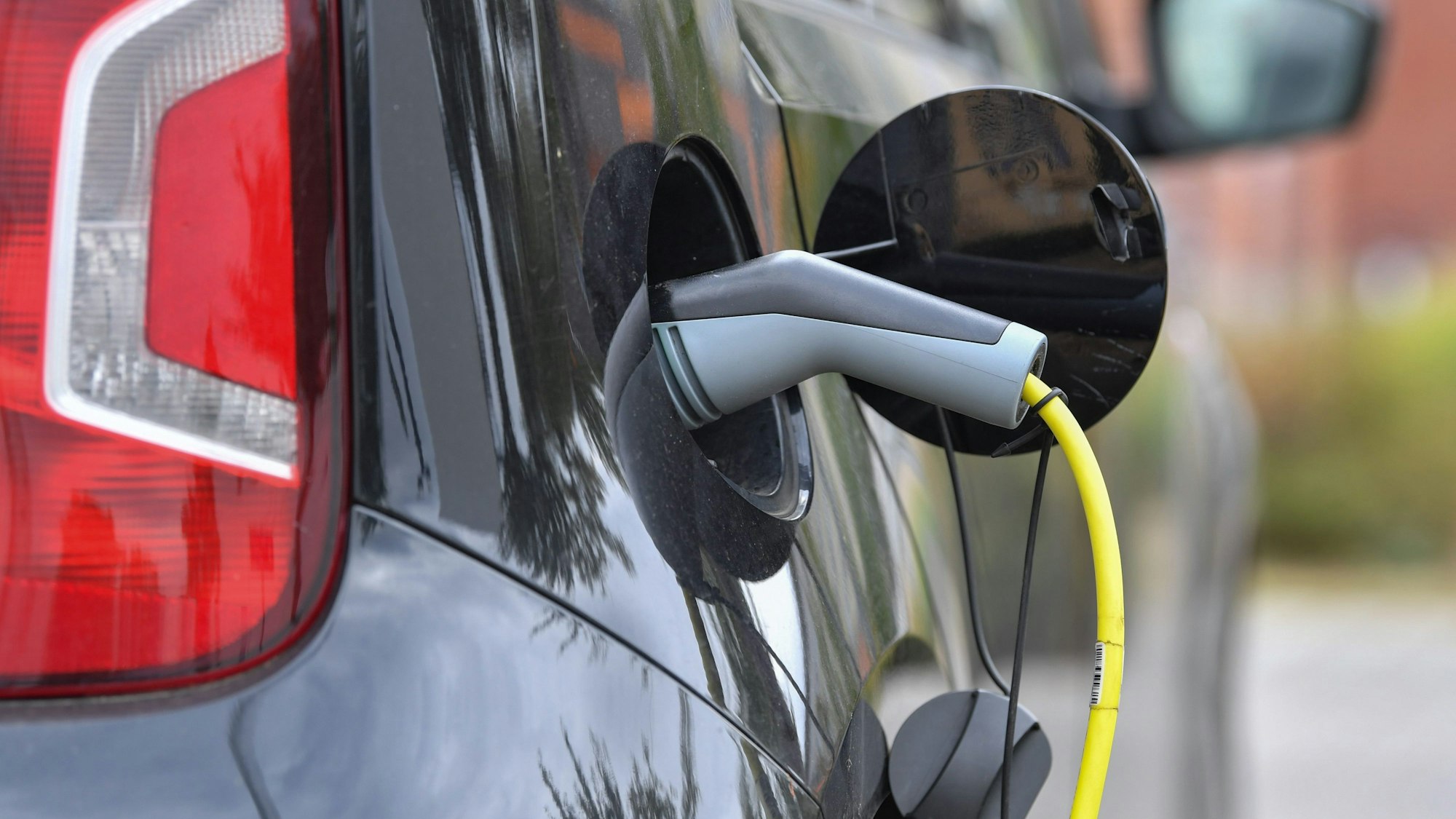 Ein Elektrofahrzeu wird aufgeladen. (Symbolbild)