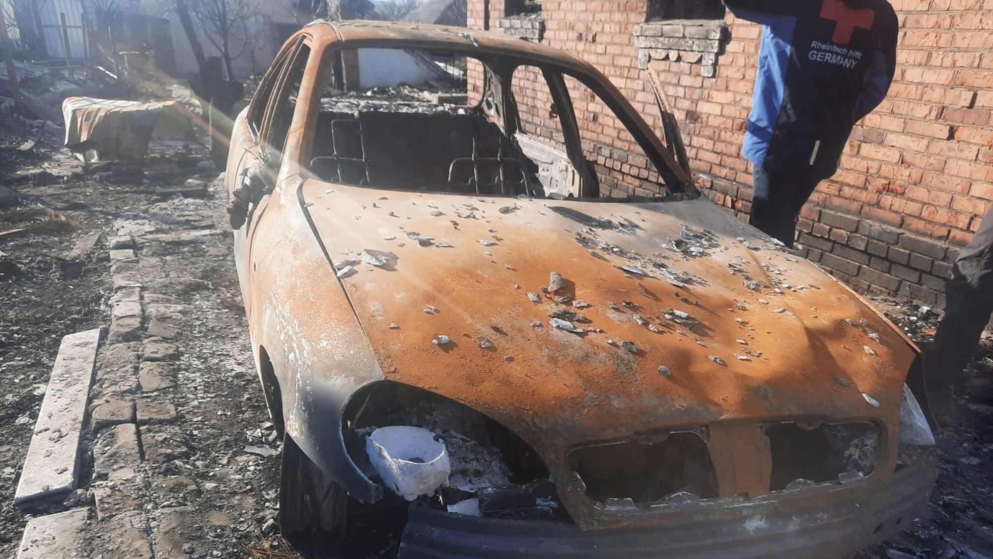 11. Hilfstour Rheinbach hilft in die Ukraine. Ein Autowrack und ein Helfer von Rheinbach hilft in Charkiw