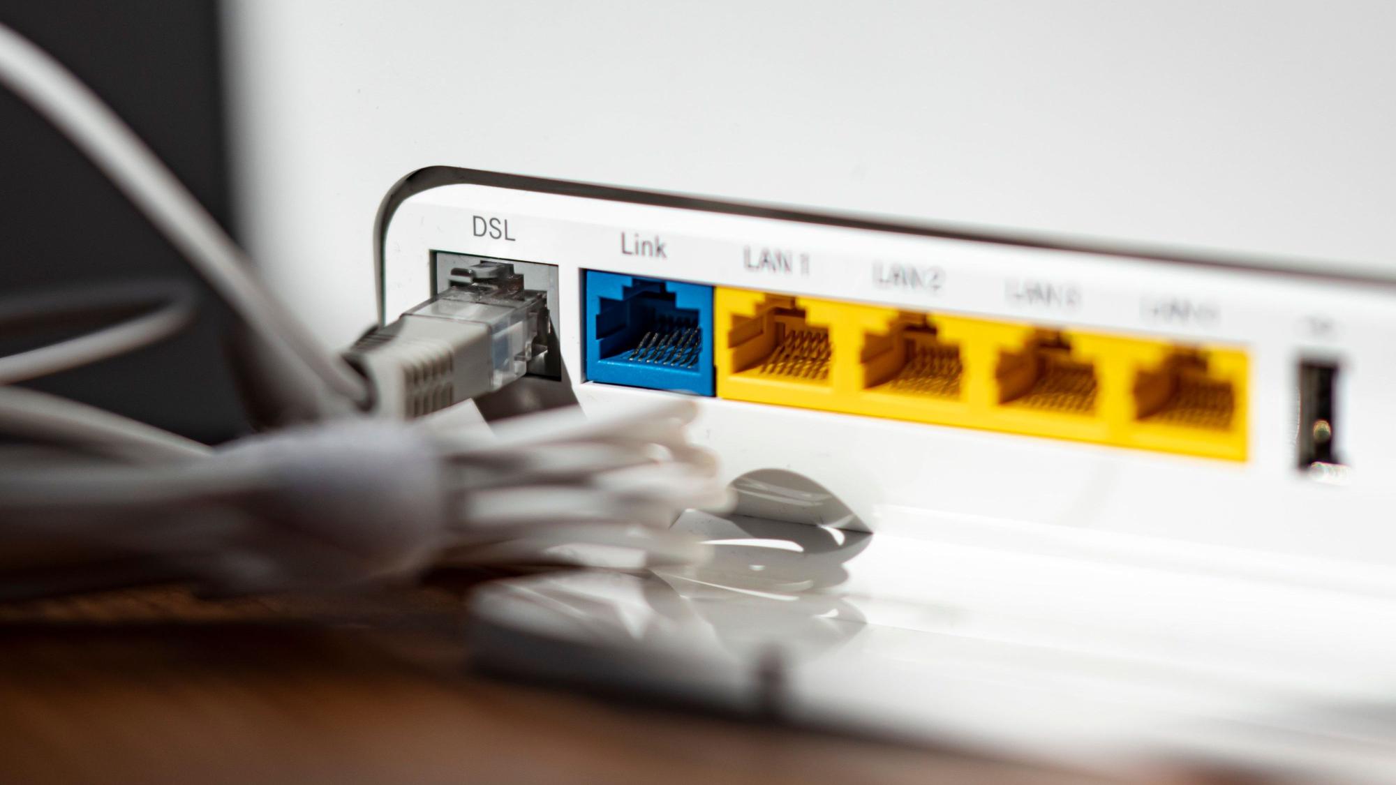 Ein LAN-Kabel steckt im DSL-Steckplatz eines WLAN-Routers