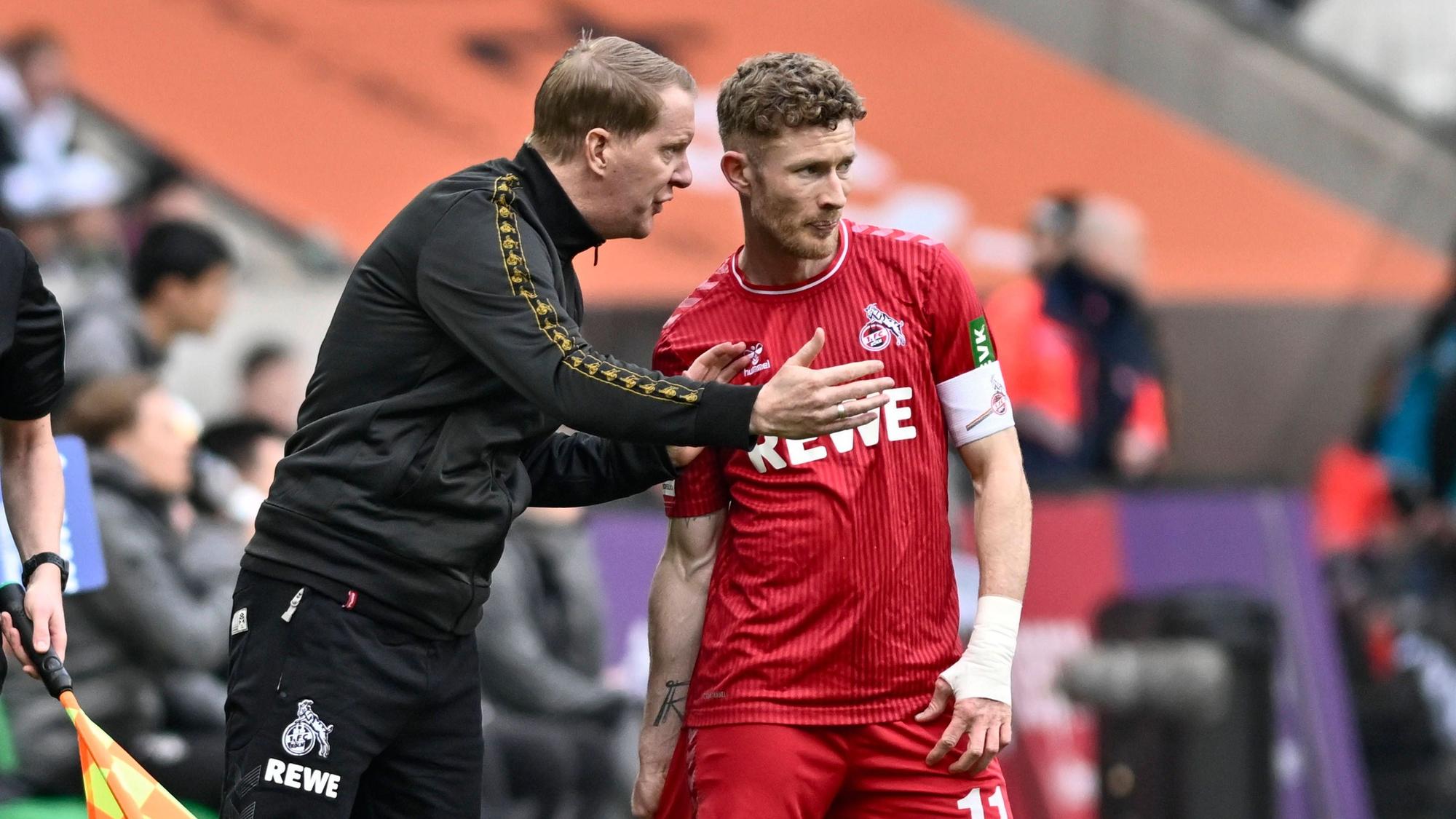 Timo Schultz und sein Kapitän: Der FC-Coach instruiert Florian Kainz.