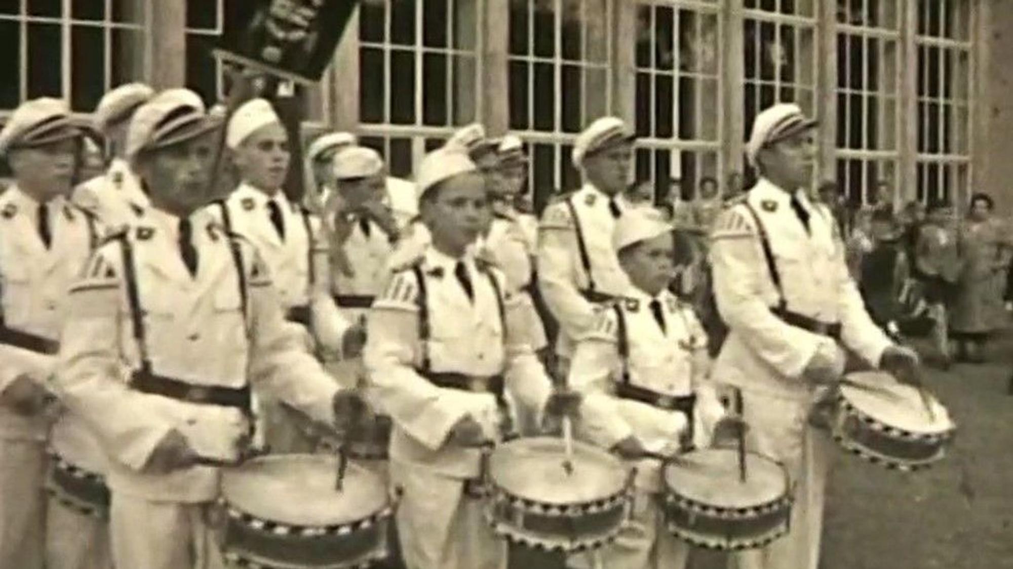 Mitglieder des Spielmannszugs Gemünd musizieren vor dem Kurhaus.