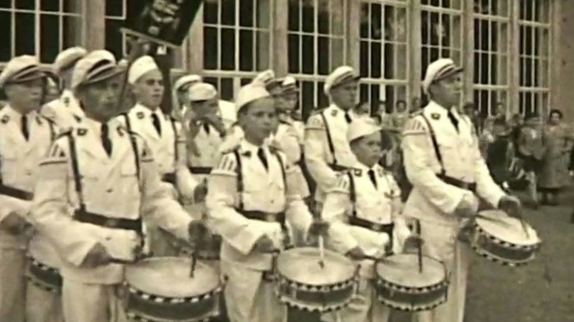 Mitglieder des Spielmannszugs Gemünd musizieren vor dem Kurhaus.