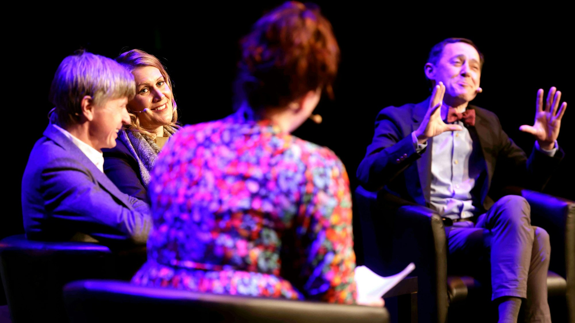 Joachim Wissler (* 13. Januar 1963 in Nürtingen, deutscher Koch), Julia Komp (* 7. April 1989 in Engelskirchen, deutsche Köchin) und Vincent Moissonnier (* 1960, französischer Koch) diskutieren über "Den Teller lesen – Sternenlust vs. Sternenlast" im Rahmen der lit.COLOGNE. Die Moderation führt Sarah Brasack (links) am 11. März 2024
im Theater am Tanzbrunnen