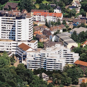 Das Bergisch Gladbacher Marien-Krankenhaus steht auf einer Anhöhe.