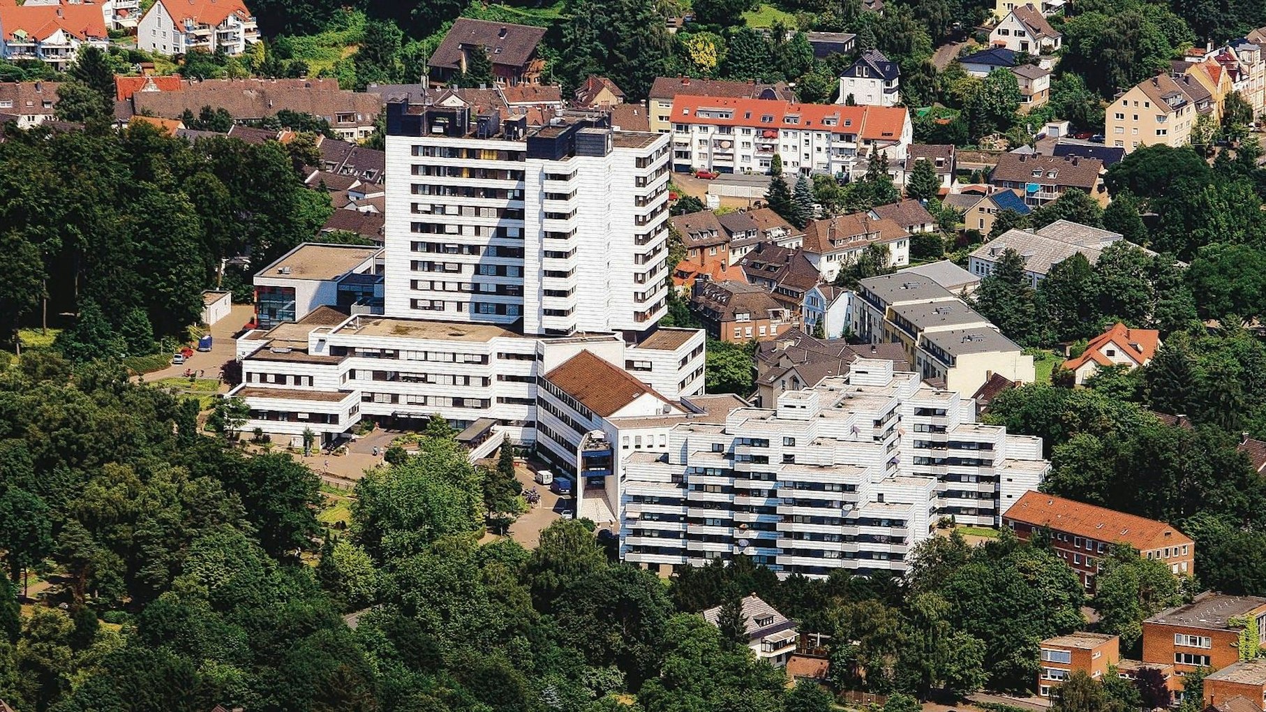 Das Bergisch Gladbacher Marien-Krankenhaus steht auf einer Anhöhe.