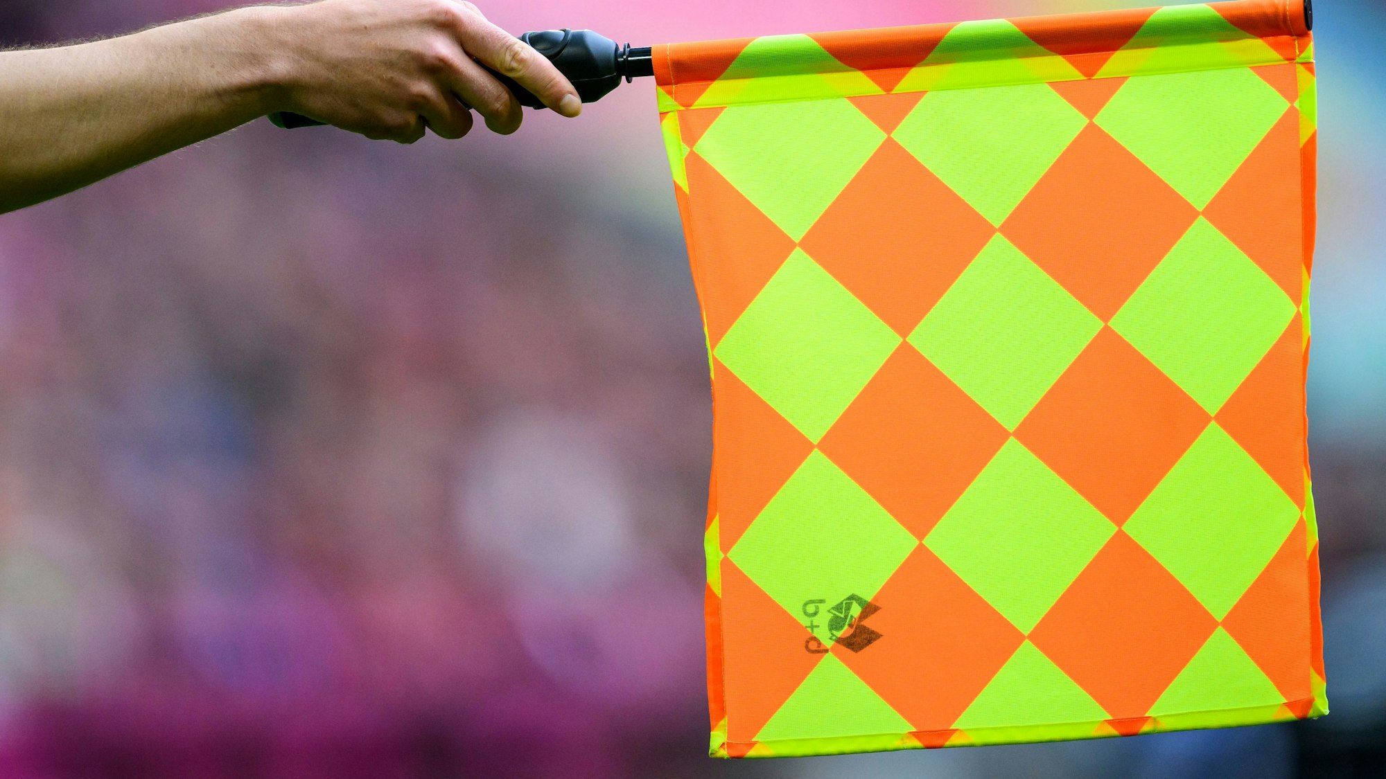 Der Linienrichter hält die Fahne und zeigt Abseits an.