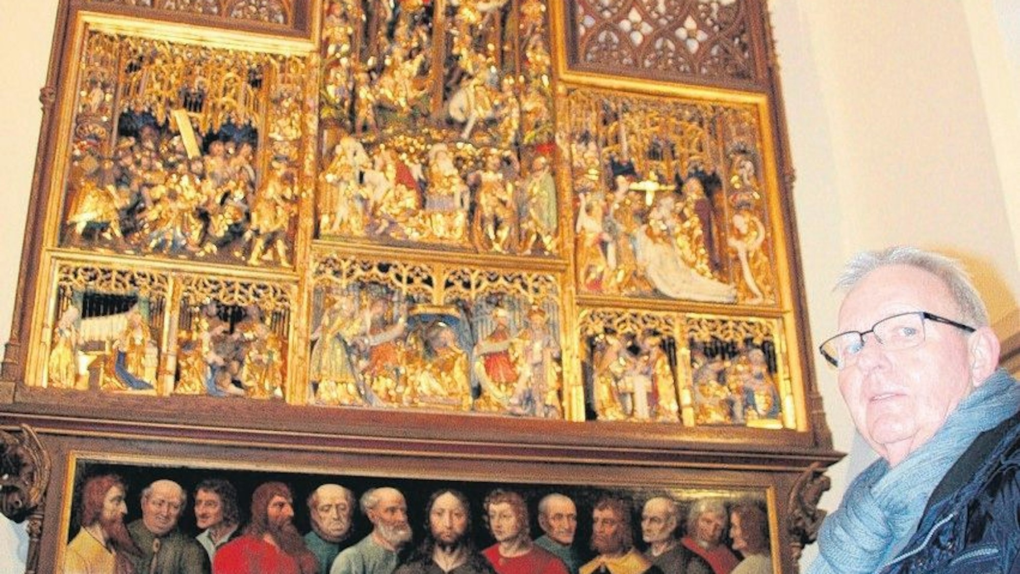 Ein Schnitzaltar mit vielen detailreich gearbeiteten Figuren.