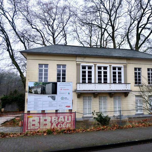 Blick auf ein Bahnhofsgebäude
