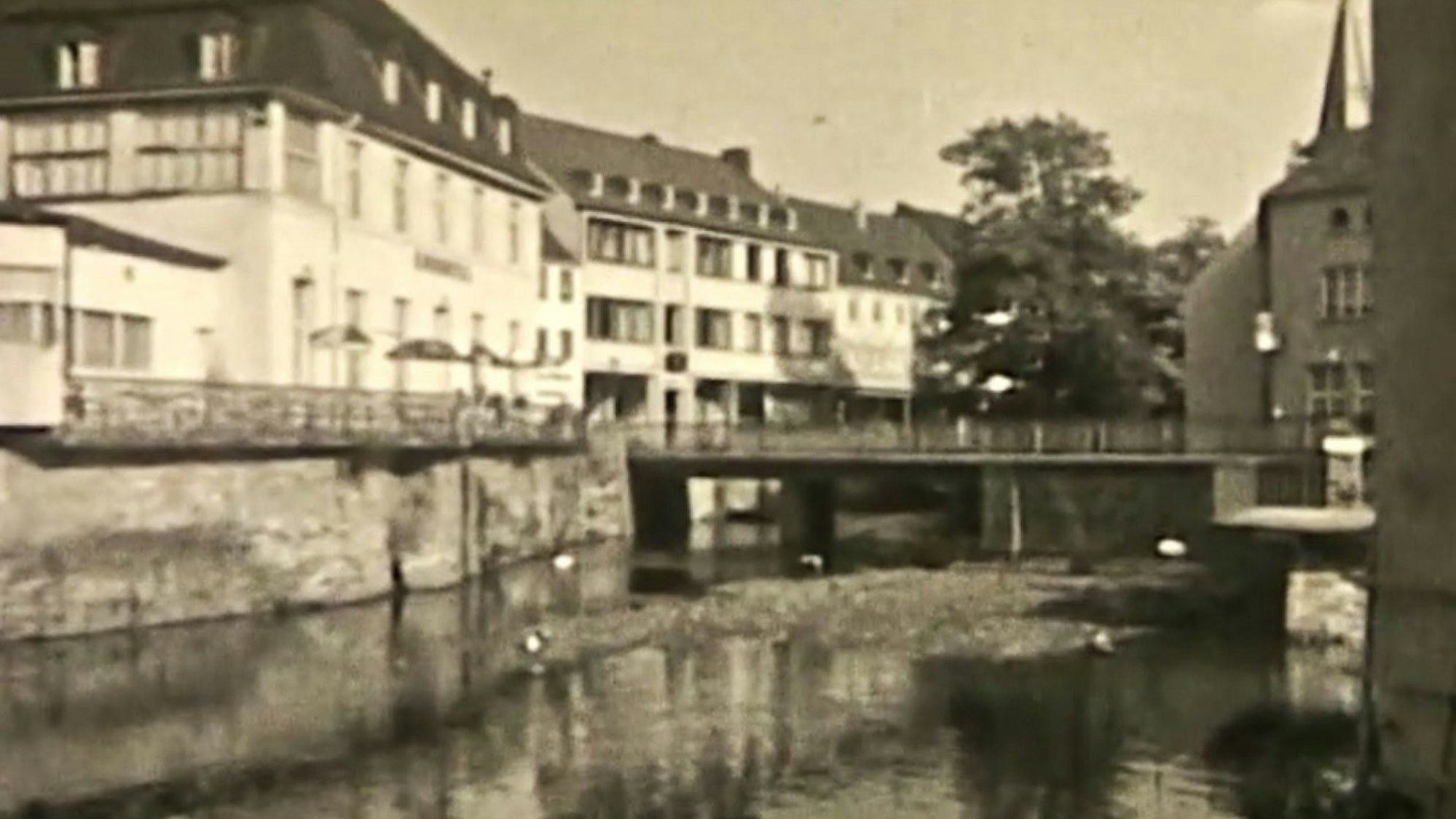 Blick auf das Hotel Friedrichs mit der Urftbrücke.