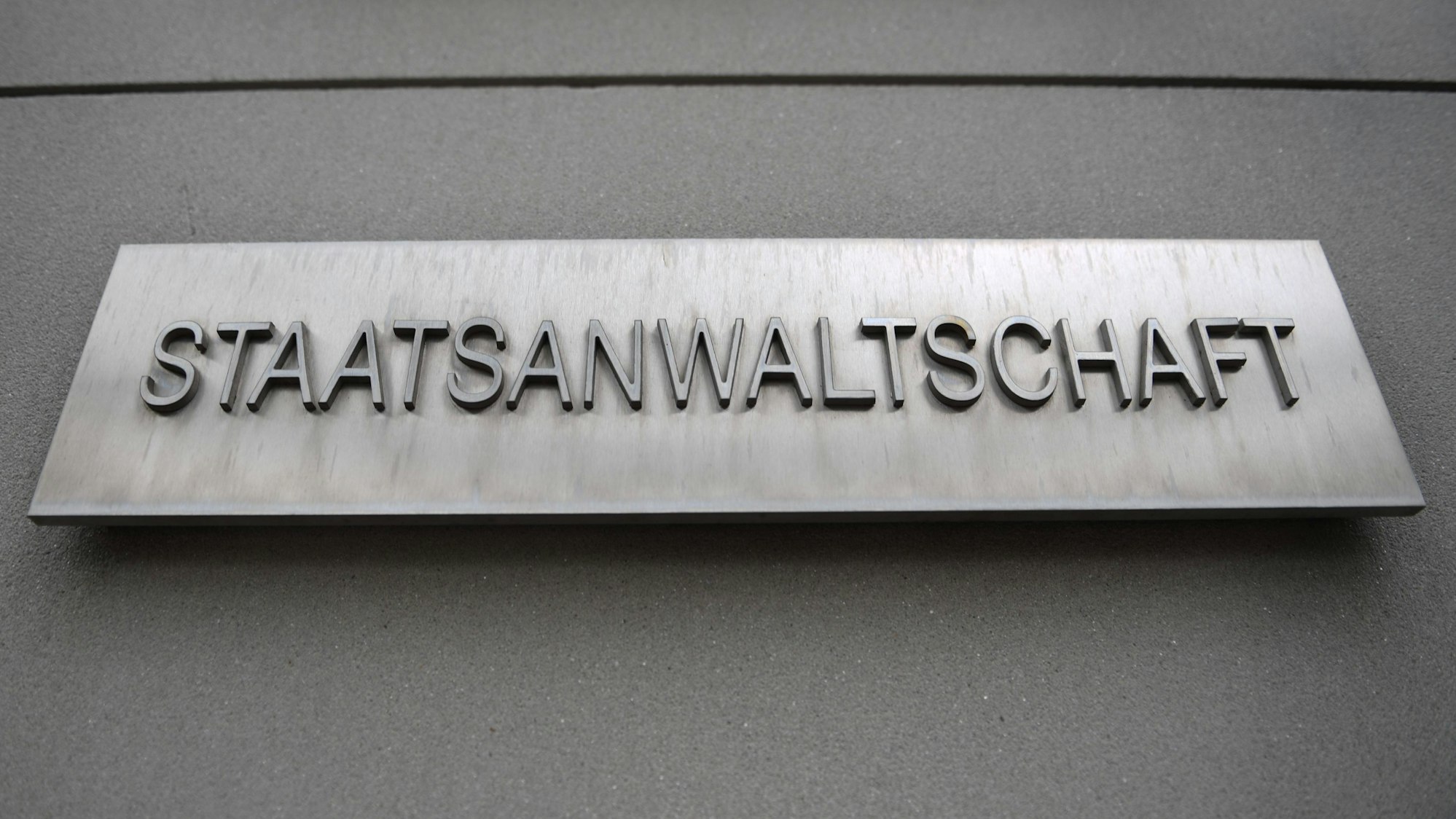 Auf einem Schild steht Staatsanwaltschaft.