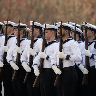 Soldaten des Wachbataillons stehen nebeneinander.