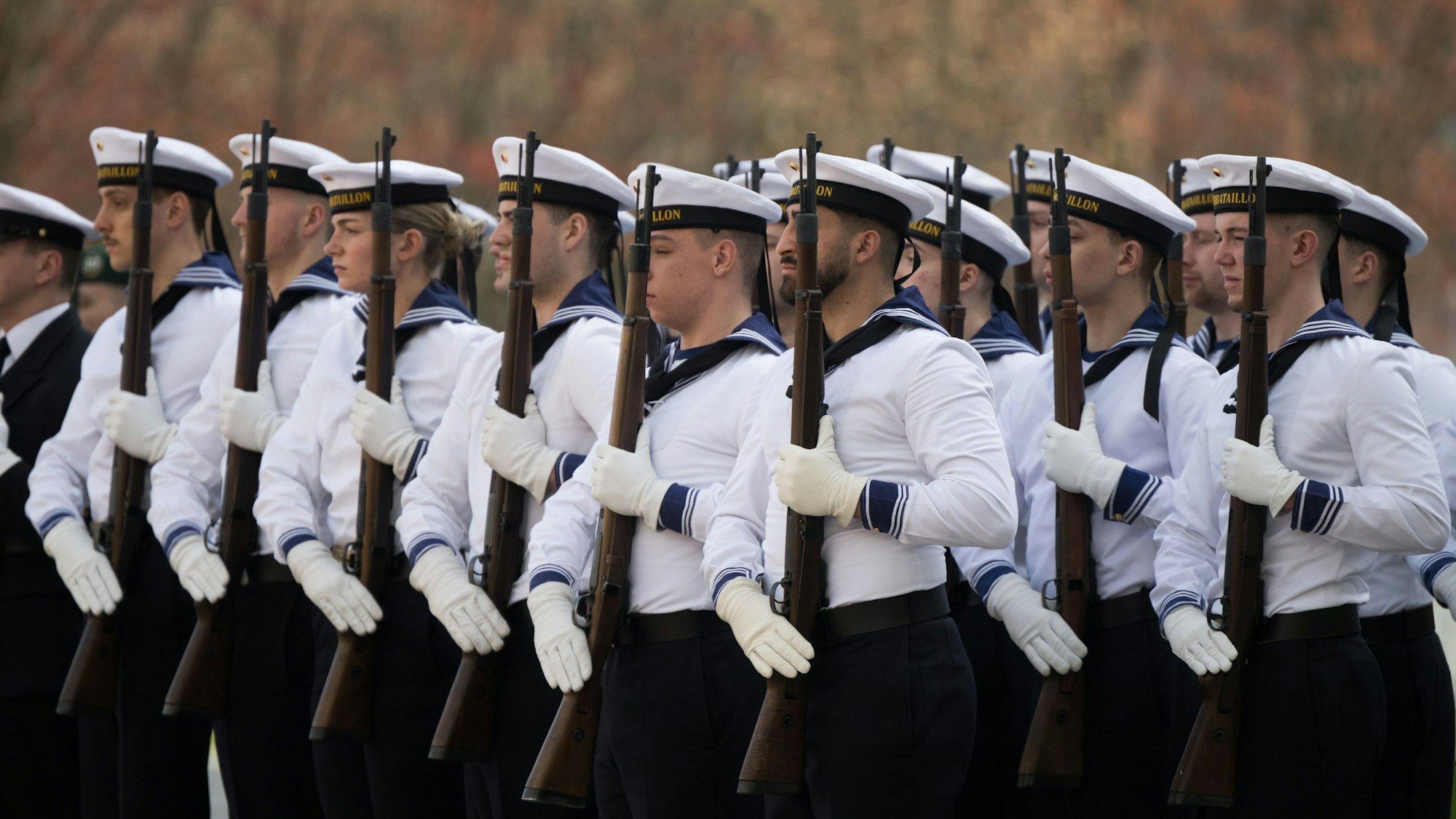 Soldaten des Wachbataillons stehen nebeneinander.