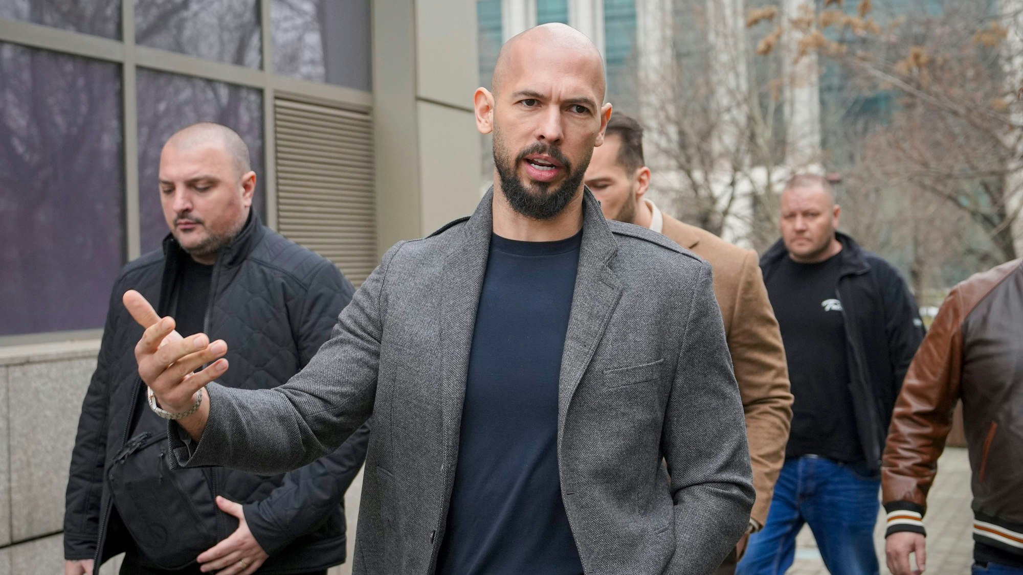 Andrew Tate verlässt ein Gerichtsgebäude in Bukarest (Archivbild).