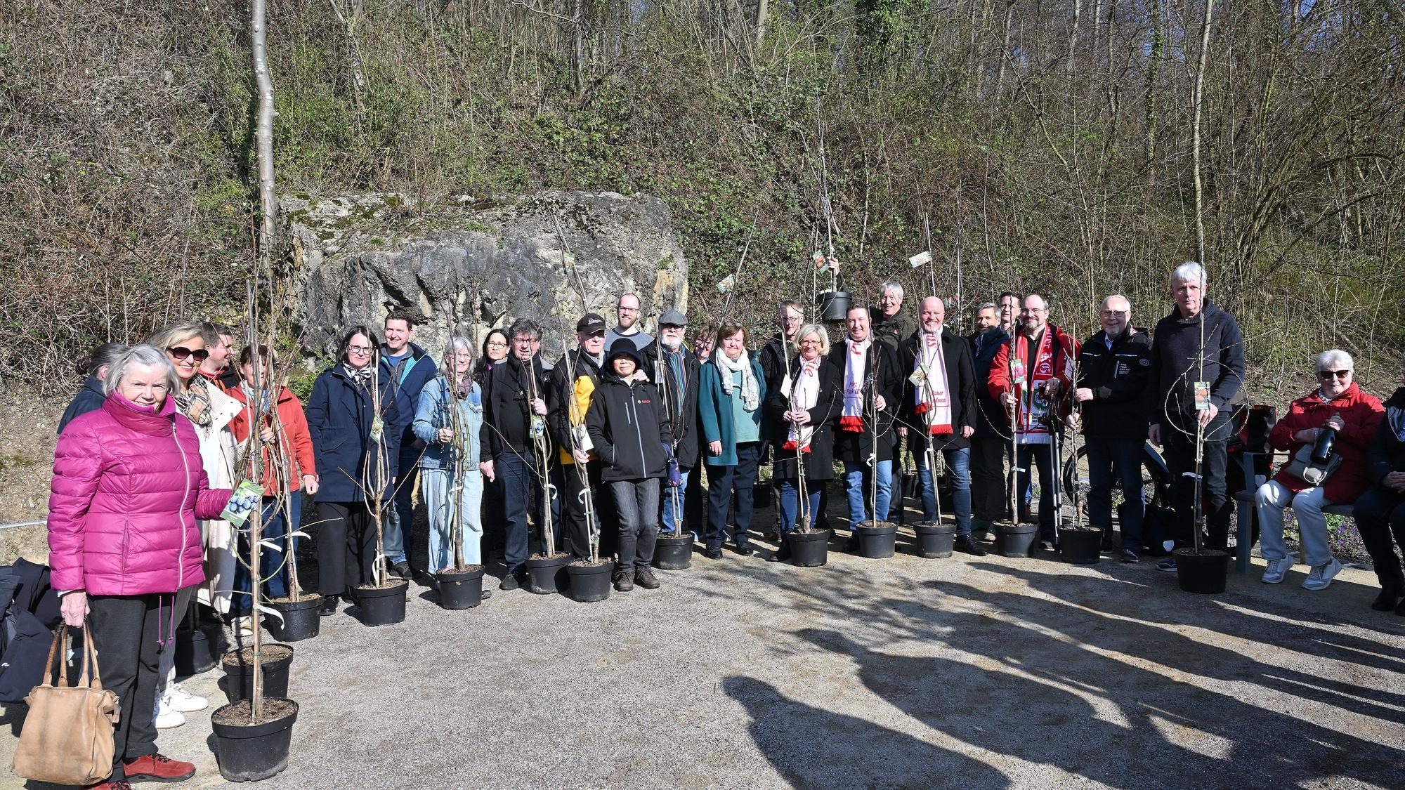 Das Foto zeigt die Einweihung des Bürgerwalds in Bergisch Gladbach.