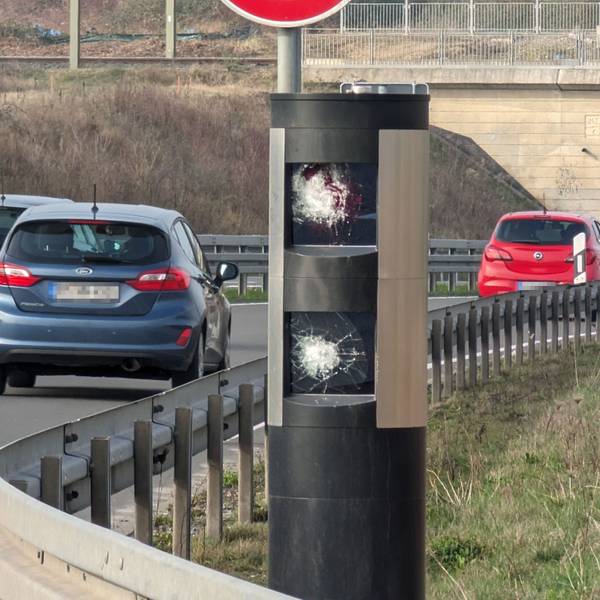 Auf dem Foto ist eine zerstörte Lasermessanlage in Hürth-Hermülheim zu sehen.