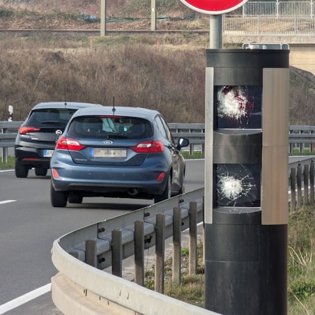 Auf dem Foto ist eine zerstörte Lasermessanlage in Hürth-Hermülheim zu sehen.