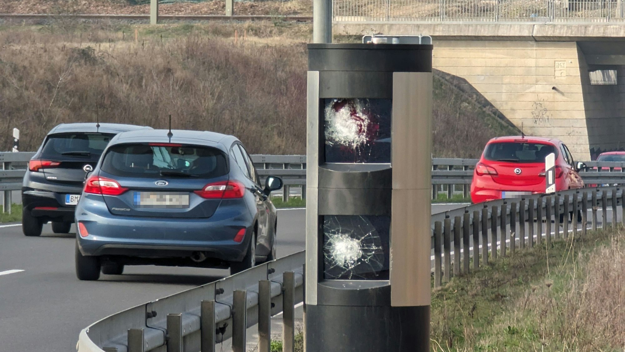 Auf dem Foto ist ein Blitzer zu sehen, bei dem die Glasscheiben demoliert worden sind.