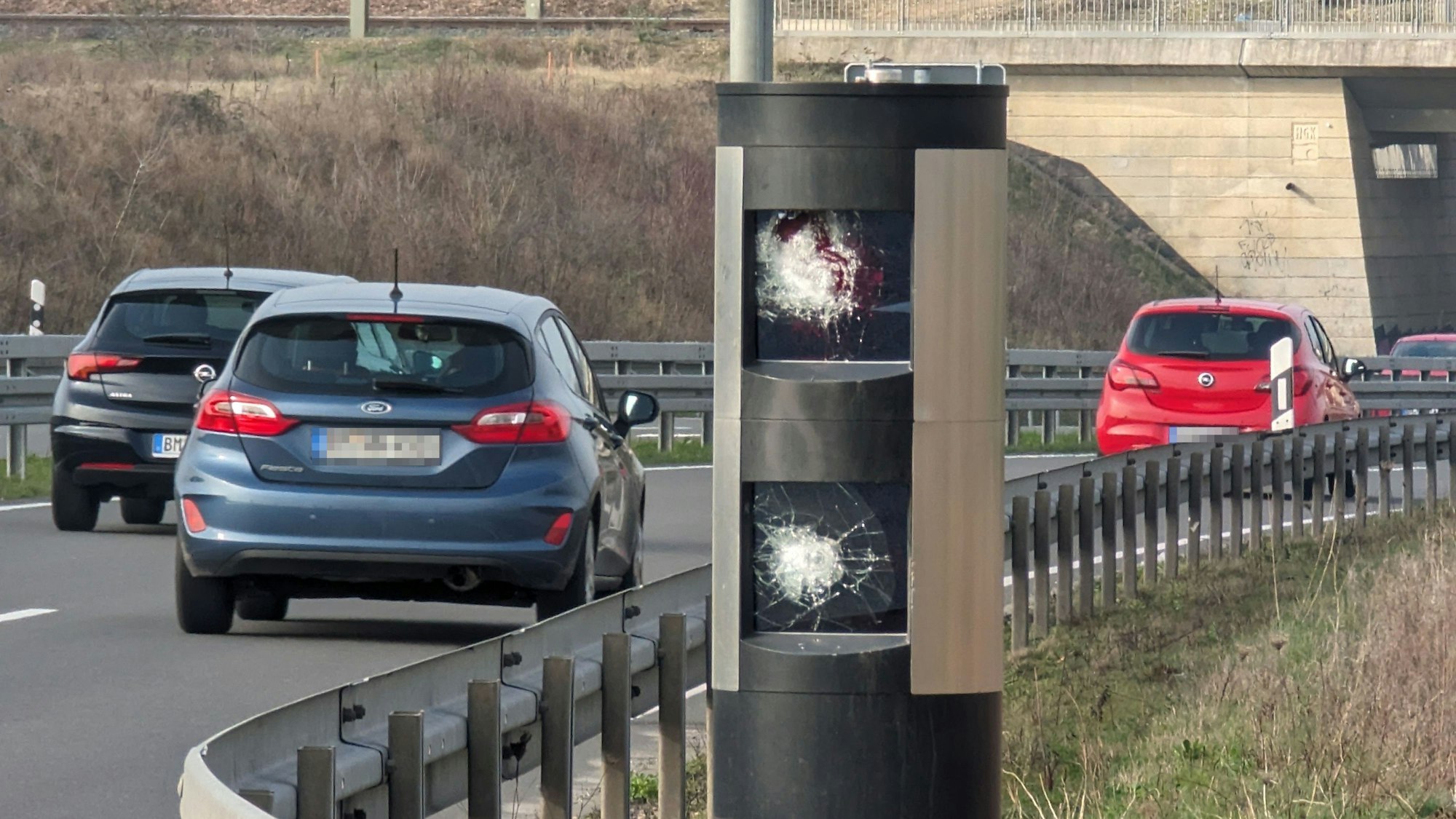 Auf dem Foto ist eine zerstörte Lasermessanlage in Hürth-Hermülheim zu sehen.