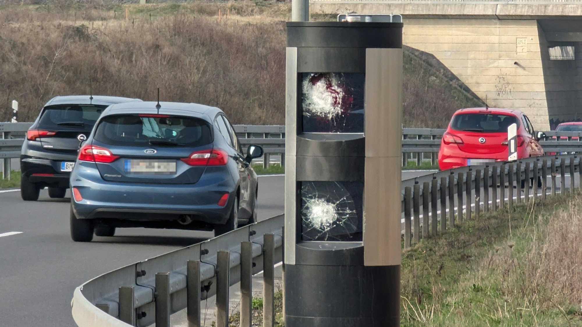 Auf dem Foto ist ein zerstörter Blitzer in Hürth-Hermülheim zu sehen.