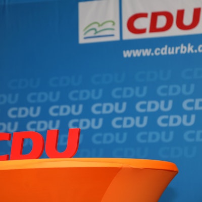 Ein CDU-Schriftzug steht auf einem Tisch vor einer CDU-Wand.