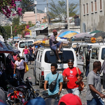 Fußgänger und Pendler sind in der Hauptstadt unterwegs.
