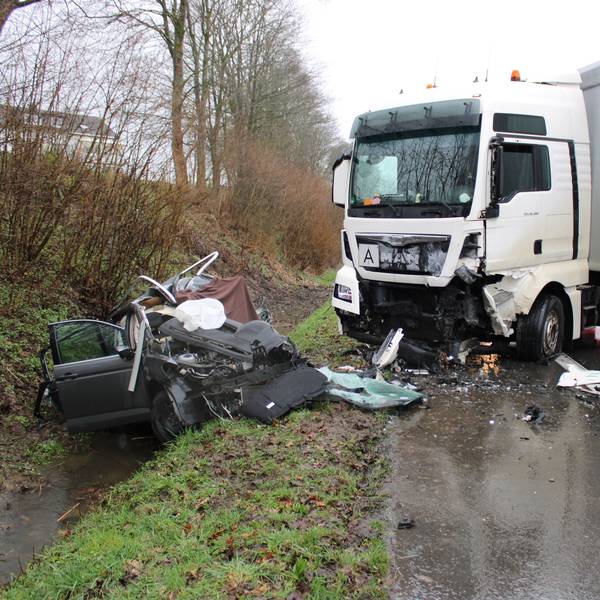 Der Pkw geriet in den Gegenverkehr und stieß dort mit dem Lkw zusammen.
