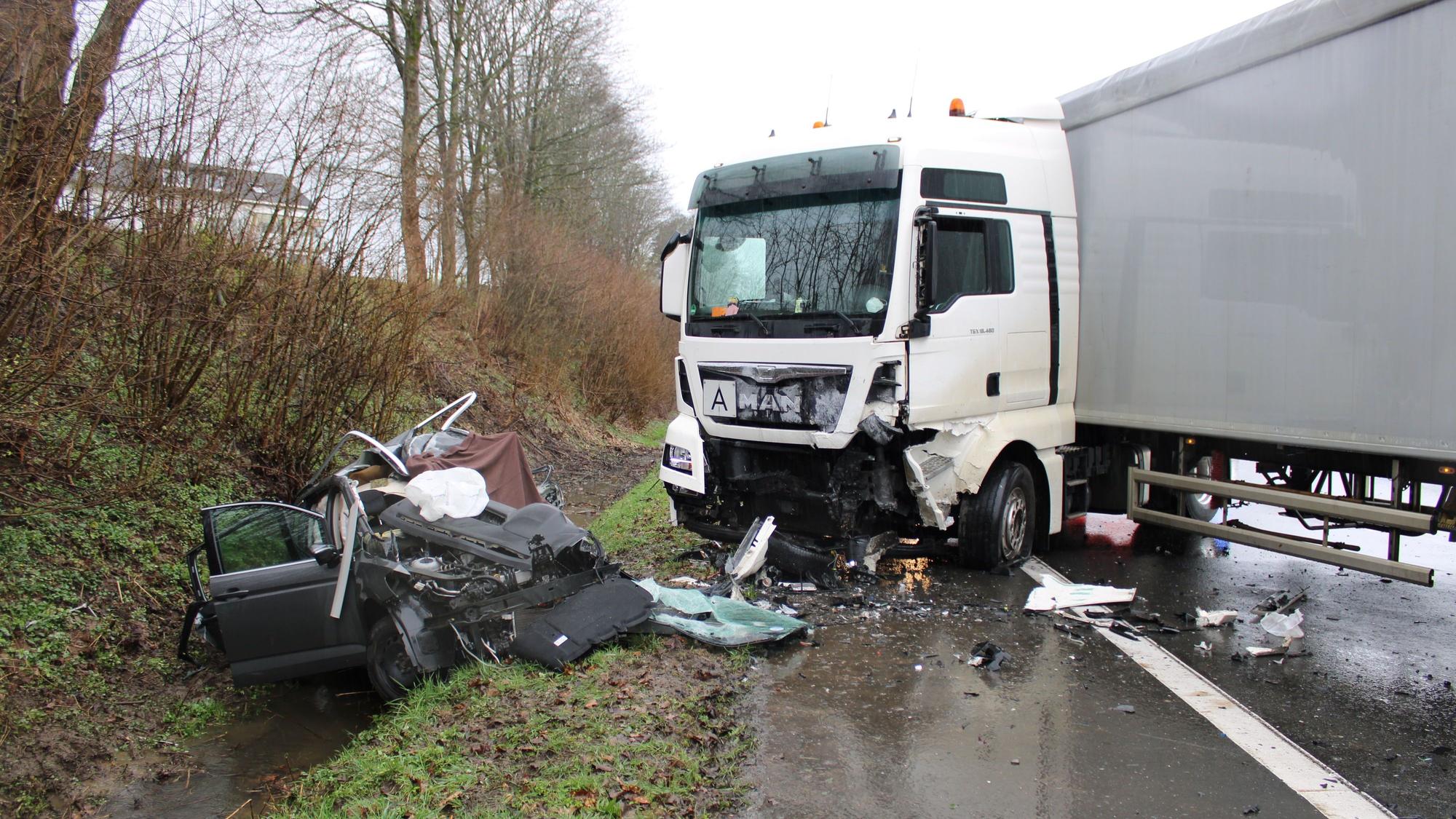 Der Pkw geriet in den Gegenverkehr und stieß dort mit dem Lkw zusammen.