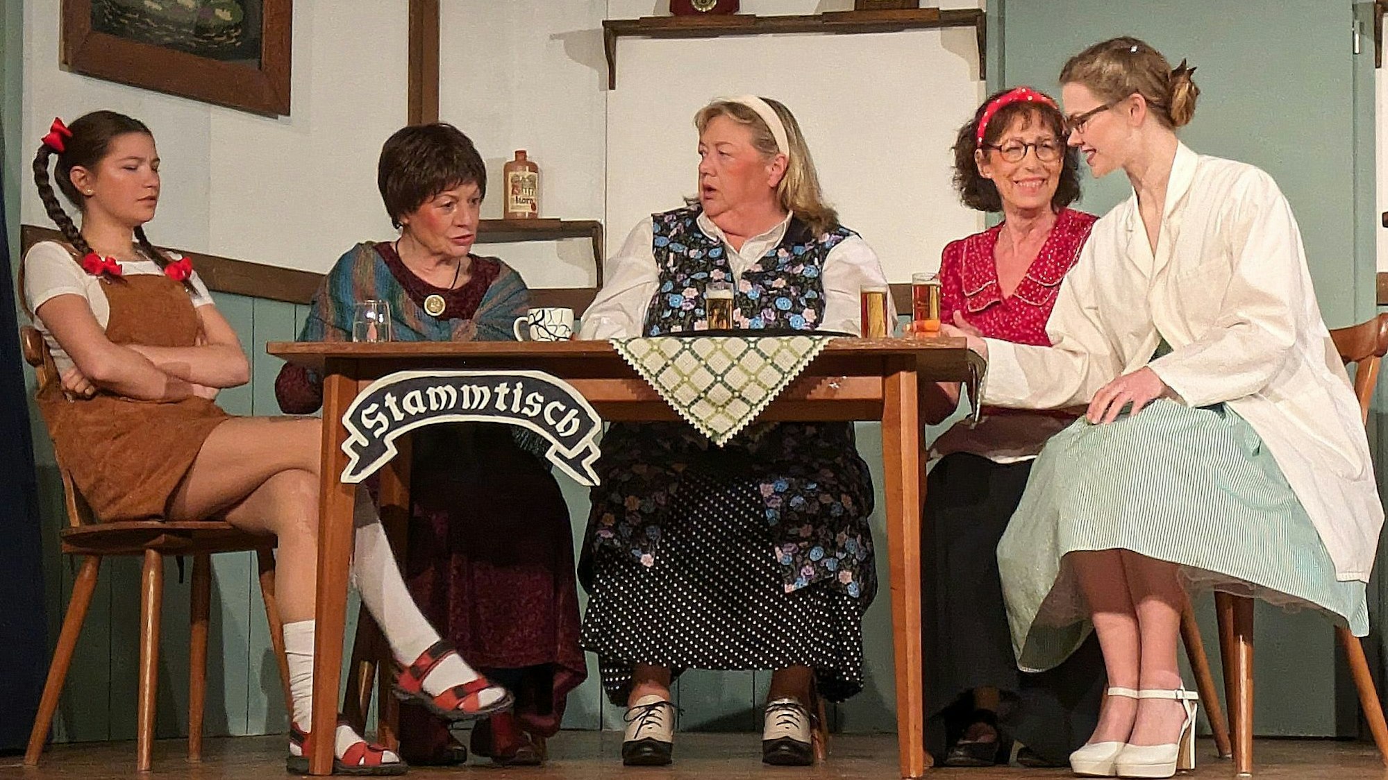 Die Frauen überlegen, wie sie die Macht im ‚Freistaat Vürjebrich‘ übernehmen könnten.