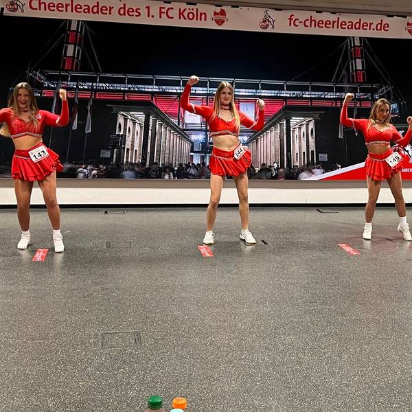 Drei Tänzerinnen tanzen beim Casting der FC-Cheerleader vor.