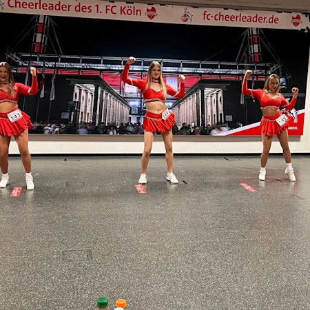 Drei Tänzerinnen tanzen beim Casting der FC-Cheerleader vor.