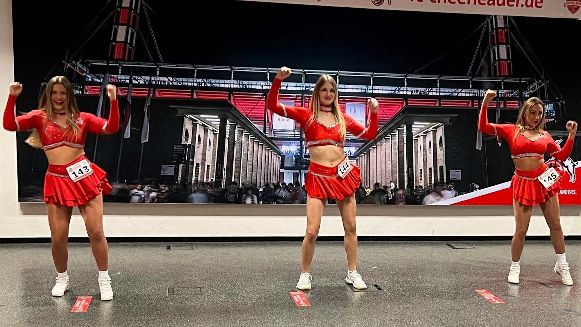 Drei Tänzerinnen tanzen beim Casting der FC-Cheerleader vor.