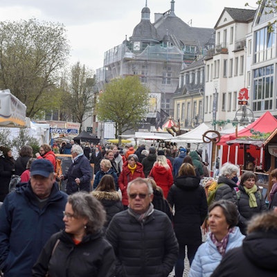 Zu sehen ist der von vielen Passanten besuchte Brühler Markt.