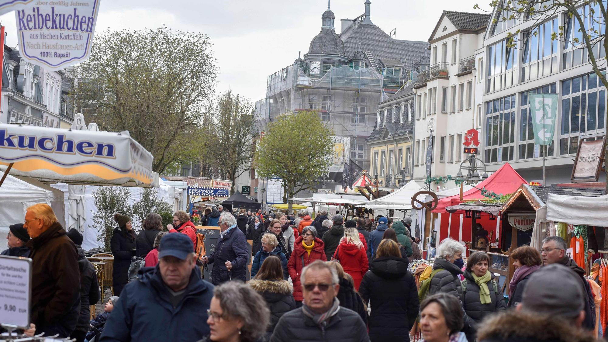 Zu sehen ist der von vielen Passanten besuchte Brühler Markt.