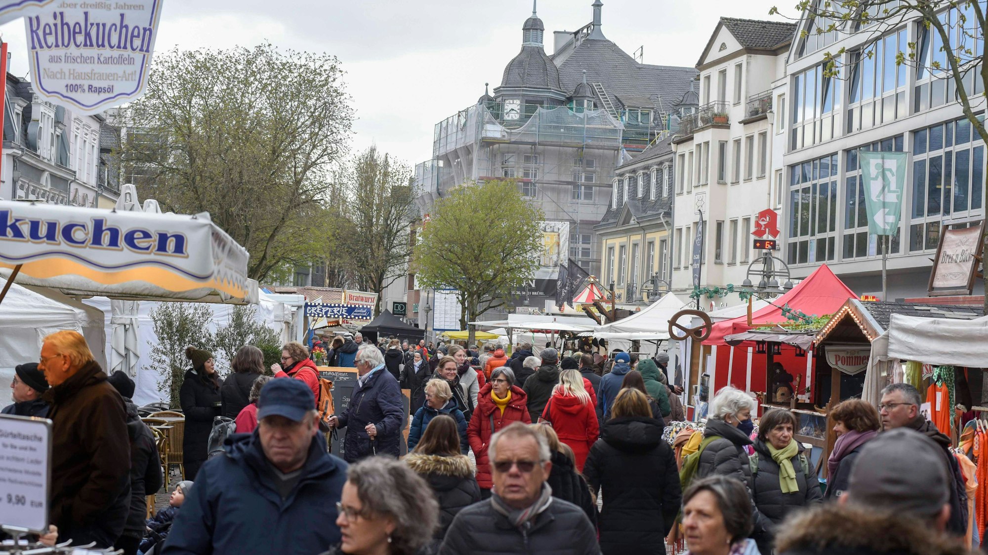 Zu sehen ist der von vielen Passanten besuchte Brühler Markt.