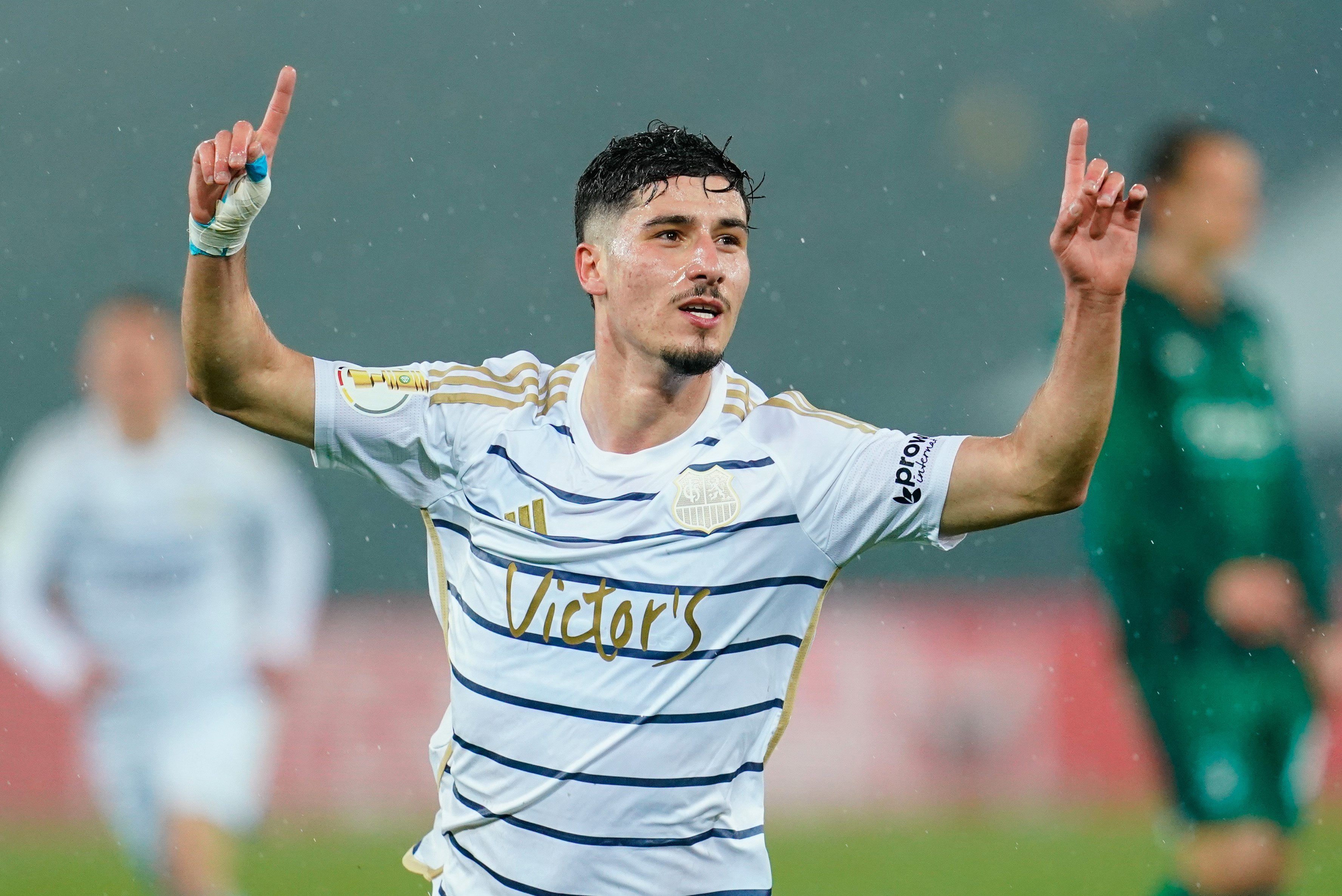 Amine Naïfi von Saarbrücken bejubelt seinen Ausgleichstreffer zum 1:1.