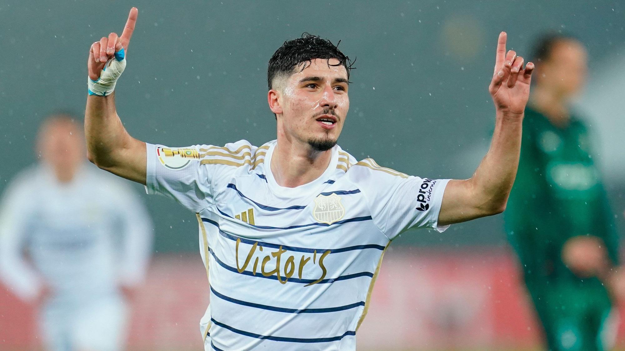 Amine Naïfi von Saarbrücken bejubelt seinen Ausgleichstreffer zum 1:1.