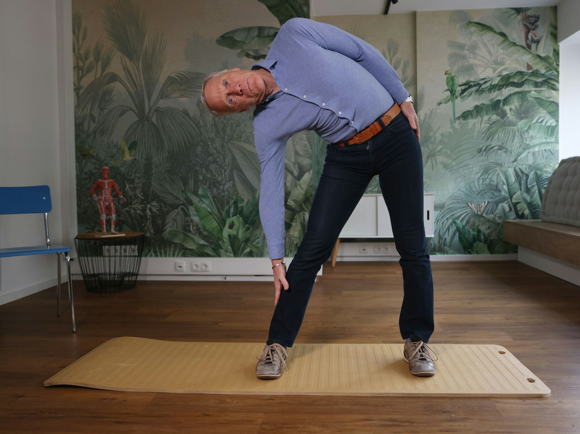 Ingo Froböse zeigt die Übung Flanken dehnen.