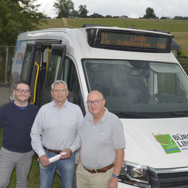 Der Vorstand des Bürgerbusvereins Lindlar mit (v.l.) Patrick Reinhold, Ulf Engelmann und Markus Lücke vor einem Bürgerbus-Fahrzeug.