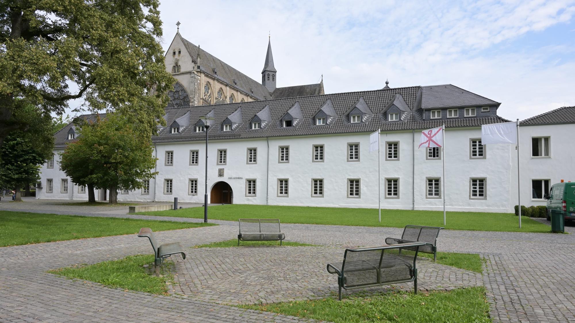 Das Gebäude der Jugendbildungsstätte Haus Altenberg. Davor wehen Fahnen.
