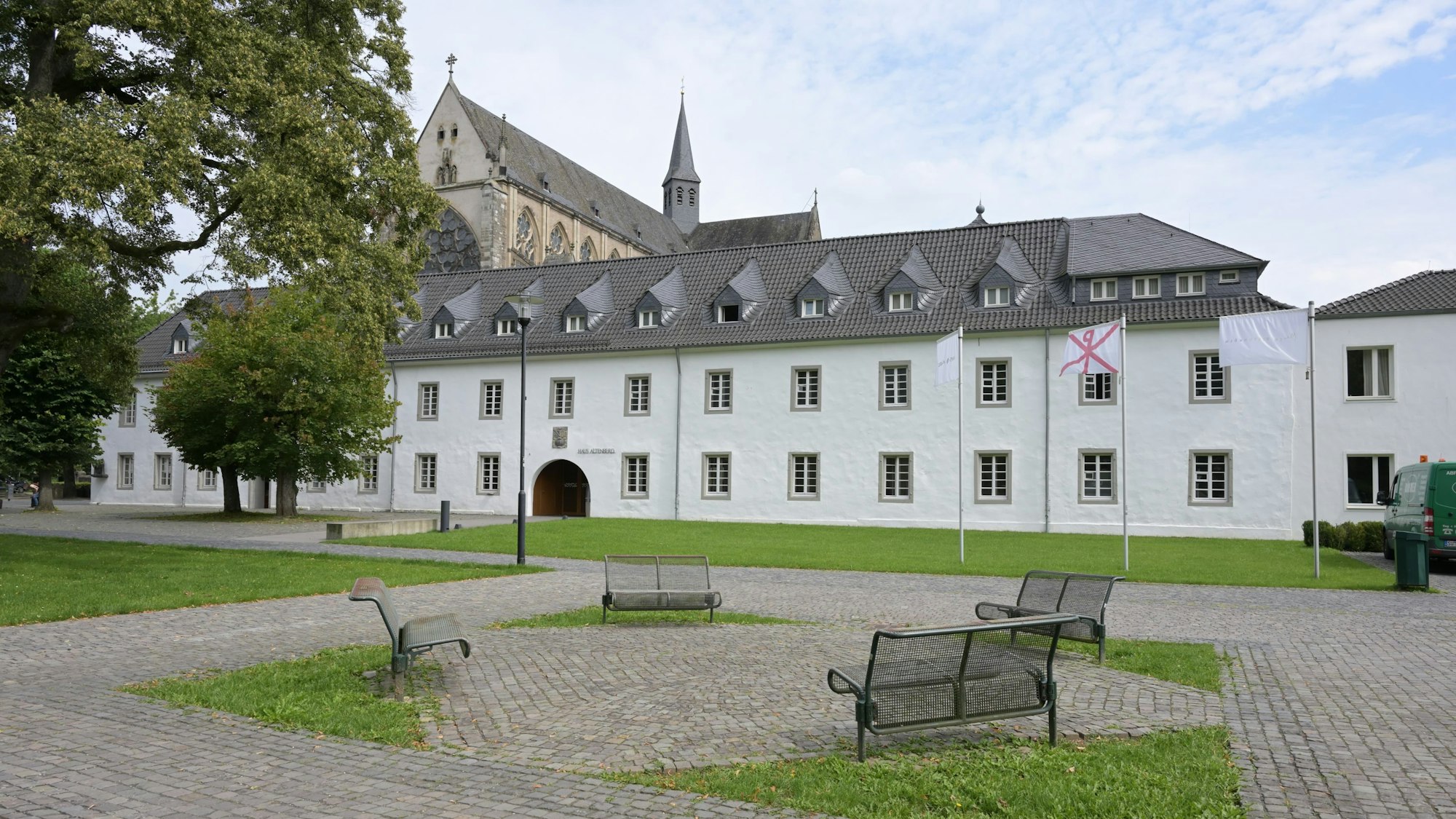 Das Gebäude der Jugendbildungsstätte Haus Altenberg. Davor wehen Fahnen.