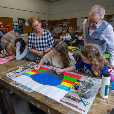 Bei der Entstehung der Bilder schauen Wolfgang Brelöhr und Michaela Engelmeier den Schülerinnen Anna und Carla über die Schulter.