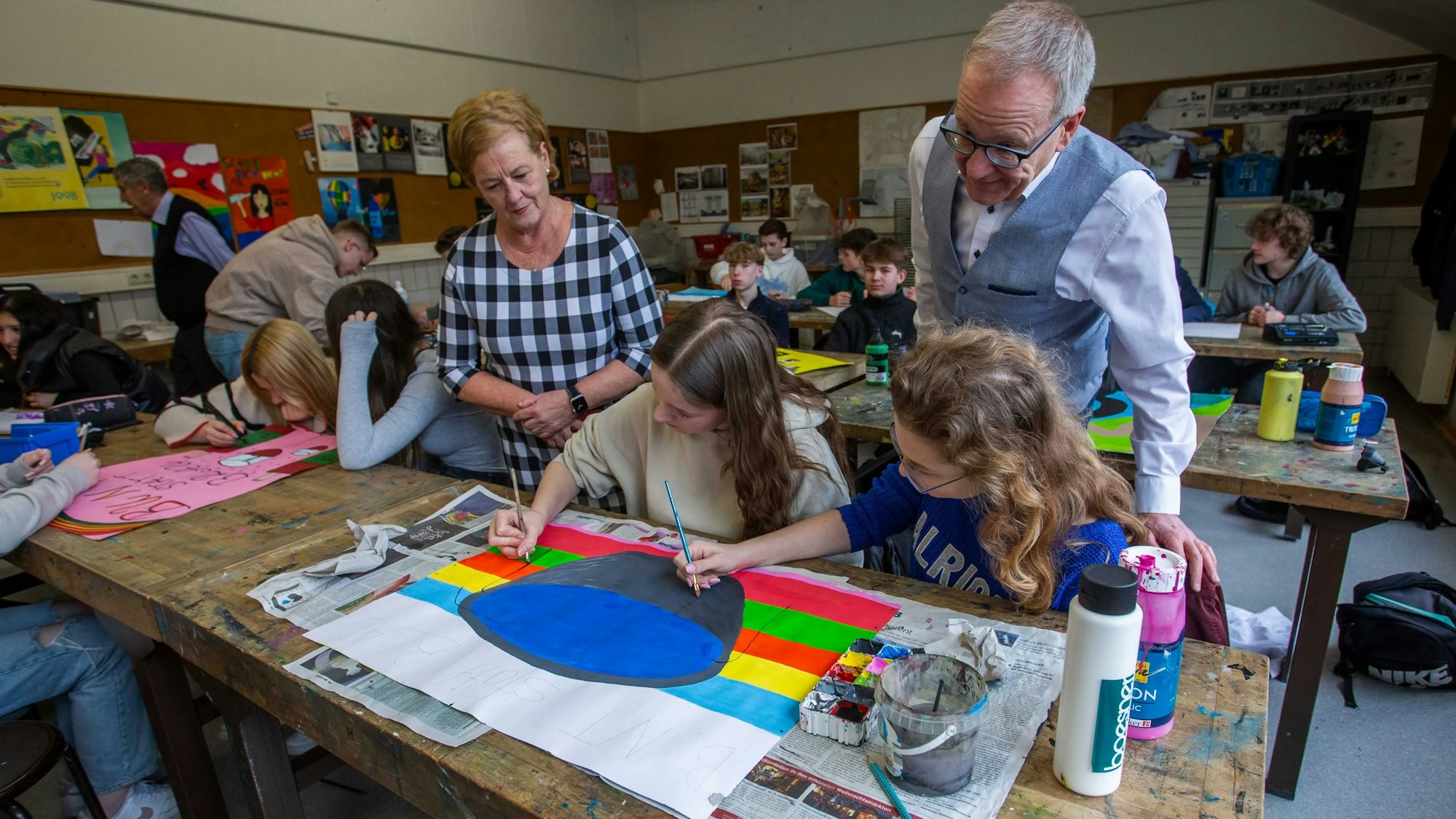 Bei der Entstehung der Bilder schauen Wolfgang Brelöhr und Michaela Engelmeier den Schülerinnen Anna und Carla über die Schulter.