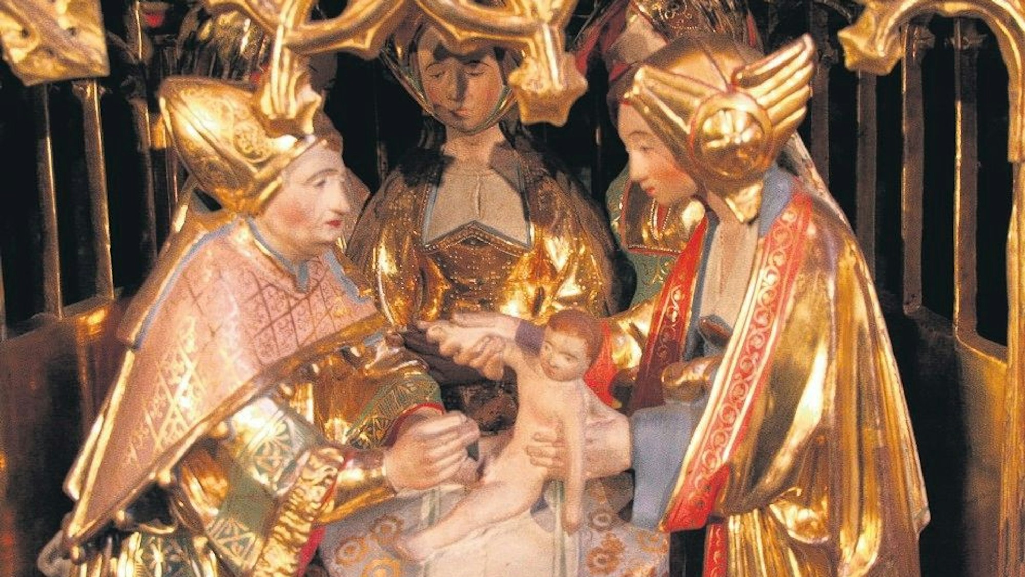 Geschnitzte Figuren eines Altars.