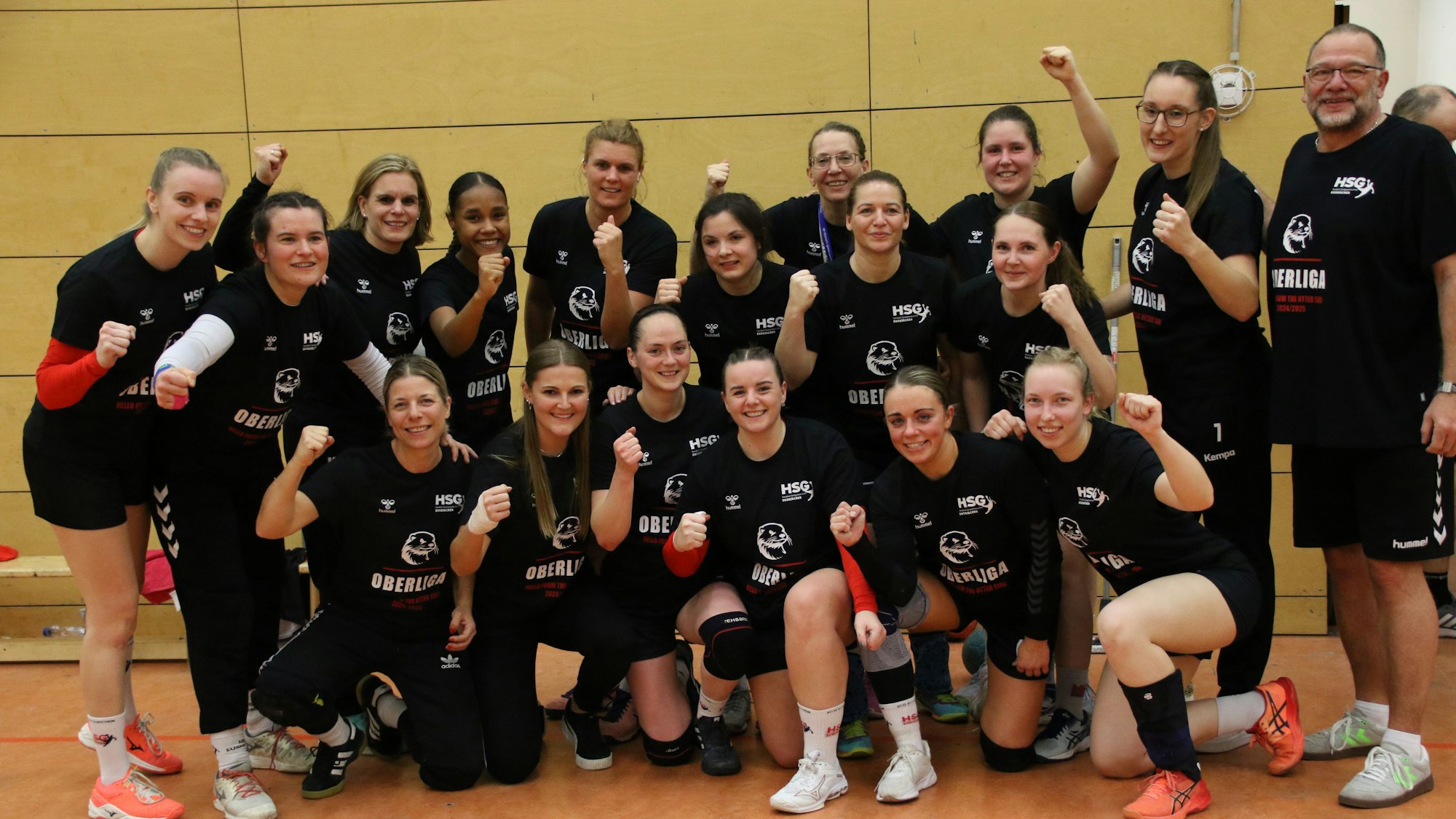 Die Frauen der HSG Euskirchen jubeln über den Aufstieg.